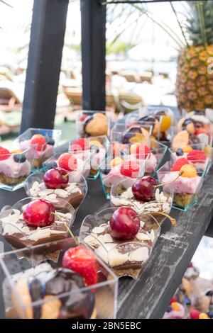 Buffet de friandises au bord de la piscine, pendant le brunch de l'hôtel, restauration dans le jardin, événement de blogueurs de nourriture, banquet, mariage, fête des desserts sucrées celeberti Banque D'Images