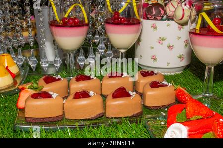 Buffet brunch festif pour les occasions spéciales comme la Saint-Valentin, la fête des mères, la fête des femmes, la restauration et les événements en libre-service au bar à bonbons. M Banque D'Images