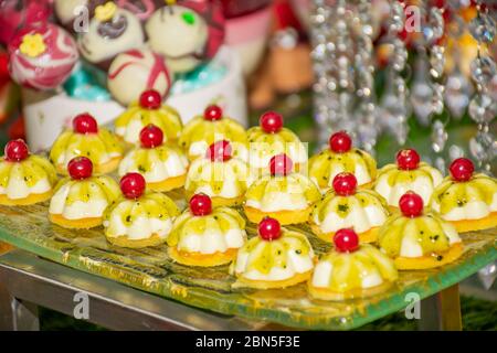 Buffet brunch festif pour les occasions spéciales comme la Saint-Valentin, la fête des mères, la fête des femmes, la restauration et les événements en libre-service au bar à bonbons. M Banque D'Images