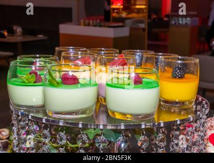 Buffet brunch festif pour les occasions spéciales comme la Saint-Valentin, la fête des mères, la fête des femmes, la restauration et les événements en libre-service au bar à bonbons. M Banque D'Images