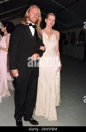 CANNES, FRANCE. 1997 mai : l'actrice Geena Davis et le réalisateur Renny Harlin au gala du Cinéma contre le SIDA d'amfAR au 50ème Festival de Cannes. Photo de fichier © Paul Smith/Featureflash Banque D'Images