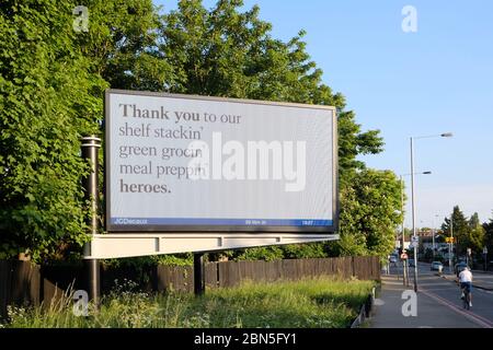 Campagne publicitaire « Grasful Britain » numérique de bord de route remerciant une variété de travailleurs clés à travers le rime pendant la pandémie Covid-19 au Royaume-Uni. Banque D'Images