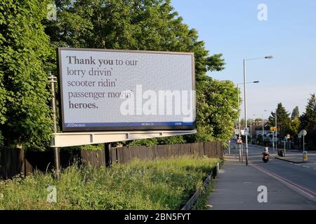 Campagne publicitaire « Grasful Britain » numérique de bord de route remerciant une variété de travailleurs clés à travers le rime pendant la pandémie Covid-19 au Royaume-Uni. Banque D'Images