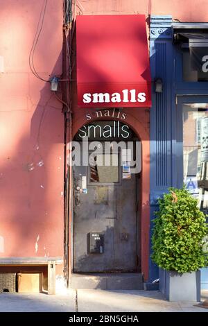 Smals, 183 West 10th Street, New York, New York, NYC boutique photo porte dans un club de jazz dans le quartier de Greenwich Village de Manhattan. Banque D'Images