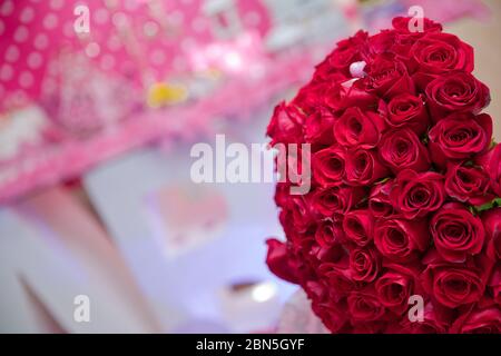Grand bouquet de cent grandes fleurs de roses rouges . Un bouquet de fleurs bouquet de cent roses rouges . Banque D'Images