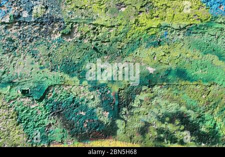 Texture du mur de ciment de béton avec vieille peinture pour le fond, enduit de couleur rugueuse de clôture. Mur de la rue qui s'écaille sale, surface vert vintage avec W Banque D'Images