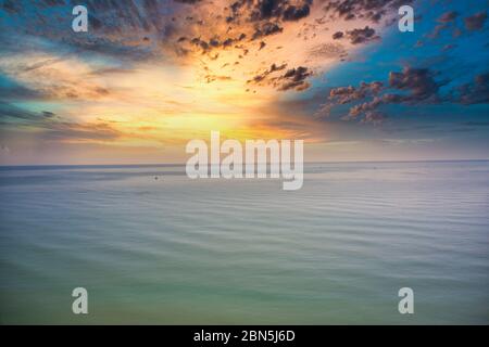 Cette photo unique montre la mer calme du golfe de Thaïlande pendant un beau coucher de soleil avec des bateaux de pêche sur la mer. La photo a été prise avec un drone. Banque D'Images