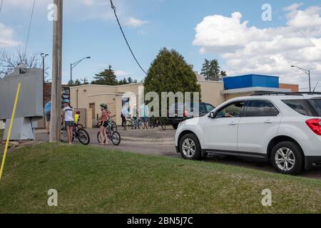 Shoreview, mn. Parce que la salle à manger est fermée, les gens sont en ligne avec les voitures à placer et recevoir leur commande de nourriture au Dairy Queen. Banque D'Images