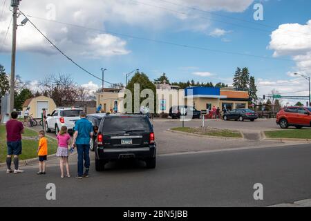 Shoreview, mn. Parce que la salle à manger est fermée, les gens sont en ligne avec les voitures à placer et recevoir leur commande de nourriture au Dairy Queen. Banque D'Images