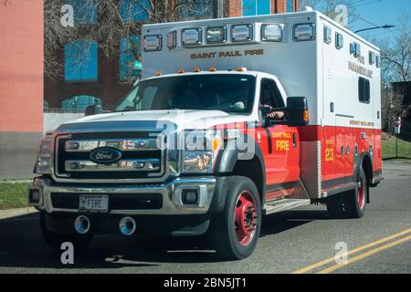 Véhicule ambulancier paramédical avec le service des incendies de St Paul sur la route. St Paul Minnesota MN États-Unis Banque D'Images