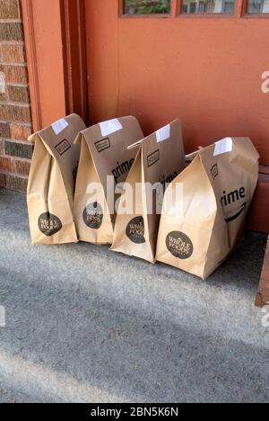 En raison de la pandémie de Covid-19 et de la distance sociale, quatre sacs de nourriture ont été livrés à la porte de la maison par Prime/Whole Foods. St Paul Minnesota MN États-Unis Banque D'Images