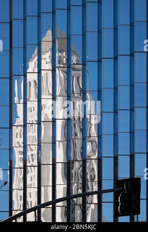 Reflet de l'hôtel de ville de Los Angeles dans un bâtiment moderne et vitreux Banque D'Images