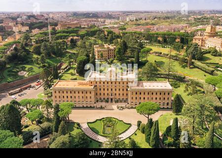 Vue aérienne des jardins du Vatican :. Palais du gouvernorat, jardins, radio du Vatican, couvent. Rome, Italie Banque D'Images