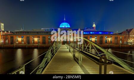 Pont sur l'Elbe, centre d'événements, ancienne salle de vente aux enchères de poissons, illuminée, prise de nuit, Altona, Hambourg, Allemagne Banque D'Images