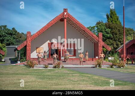 Cérémonie de bienvenue, spectacle culturel powhiri, devant la Maison de l'Assemblée, Rotowhio Marae, te Puia, Whakarewarewa, Rotorua, Bay of Plenty, New Banque D'Images