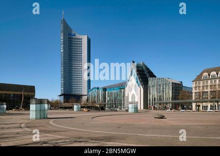 Vide Augustusplatz avec gratte-ciel de la ville et l'université, couvre-feu dû au coronavirus, Leipzig, Saxe, Allemagne Banque D'Images