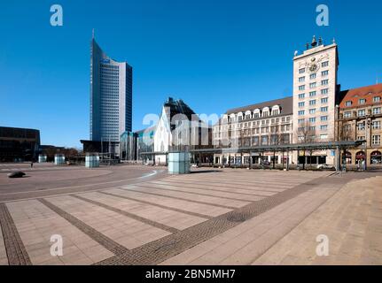 Vide Augustusplatz avec gratte-ciel de la ville, université et gratte-ciel de Kroch, couvre-feu dû au coronavirus, Leipzig, Saxe, Allemagne Banque D'Images