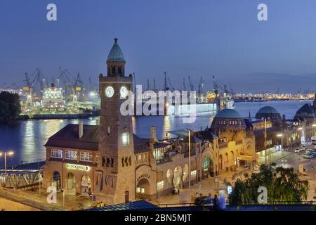 Tour d'horloge et tour de jauge, étapes d'atterrissage, crépuscule, Saint-Pauli, Hambourg Banque D'Images