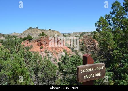 MEDORA, DAKOTA DU NORD - 6 JUIN 2017 : vue sur Scoria point dans l'unité sud du parc national Theodore Roosevelt, dans les Badlands du Dakota du Nord Banque D'Images