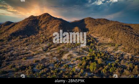 Cette photo unique montre le paysage de la nature avec des arbres et des collines d'en haut avec un paysage unique de nuages dans le coucher du soleil à Hua Hin Thaïlande. Banque D'Images