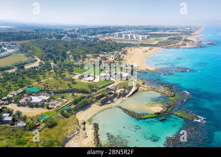 La côte israélienne de la mer Méditerranée près de la ville de Nahariya. Près de la plage de Banana. Photographie aérienne en journée. Ruines historiques et maisons modernes sur le bord de mer. Banque D'Images