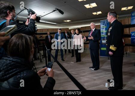 Le vice-président Mike Pence participe à une entrevue locale le jeudi 30 avril 2020 à la faculté de production de ventilateurs GM/Ventec de Kokomo, en Indiana (photo officielle de la Maison-Blanche de D. Myles Cullen) Banque D'Images