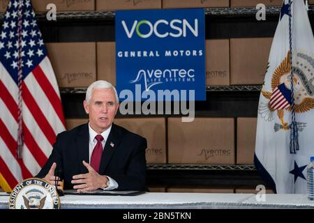 Le vice-président Mike Pence participe à une table ronde le jeudi 30 avril 2020 à la faculté de production de ventilateurs GM/Ventec de Kokomo, en Indiana (photo officielle de la Maison-Blanche de D. Myles Cullen) Banque D'Images