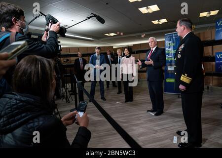 Le vice-président Mike Pence participe à une entrevue locale le jeudi 30 avril 2020 à la faculté de production de ventilateurs GM/Ventec de Kokomo, en Indiana (photo officielle de la Maison-Blanche de D. Myles Cullen) Banque D'Images