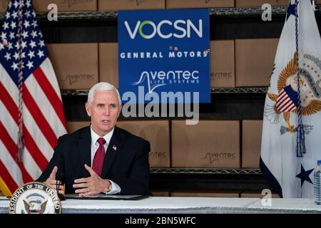 Le vice-président Mike Pence participe à une table ronde le jeudi 30 avril 2020 à la faculté de production de ventilateurs GM/Ventec de Kokomo, en Indiana (photo officielle de la Maison-Blanche de D. Myles Cullen) Banque D'Images