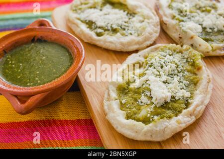 Sopes mexicains au fromage râpé et à la salsa verte, cuisine mexicaine épicée au mexique Banque D'Images