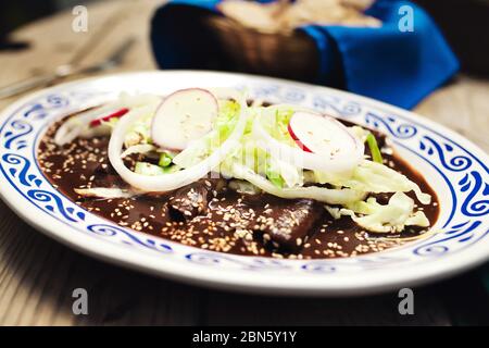 Enchiladas à la sauce mole, cuisine mexicaine traditionnelle à Puebla Mexico Banque D'Images
