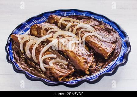 Enchiladas Mole Poblano avec poulet est une cuisine mexicaine à Puebla Mexique Banque D'Images