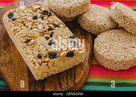 Palanqueta de bonbons mexicains traditionnels avec des arachides croquantes et des graines d'amarante Banque D'Images