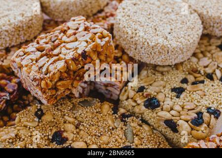 Palanqueta de bonbons mexicains traditionnels avec des arachides croquantes et des graines d'amarante Banque D'Images