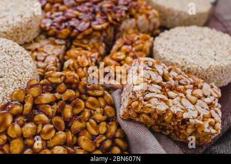 Palanqueta de bonbons mexicains traditionnels avec des arachides croquantes et des graines d'amarante Banque D'Images