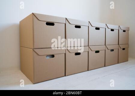 Les boîtes en carton sont stockées dans l'entrepôt. Banque D'Images