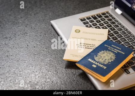 Traduction: Mercosur, République fédérative du Brésil, Passeport / permis de conduire international et ordinateur Banque D'Images