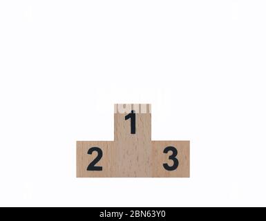 Podium de gagnant en bois avec numéro 1,2,3 en noir isolé sur fond blanc avec chemin de coupure. Utiliser comme leadership d'entreprise, victoires, réalisations. Banque D'Images