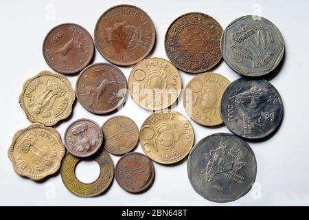 Pièces de monnaie anciennes indiennes. Les vieilles pièces de monnaie indiennes et les nouvelles pièces isolées sur fond blanc. Devises indiennes valides et non valides. Banque D'Images