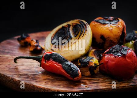 des piments brûlés pour une sauce mexicaine épicée au mexique Banque D'Images