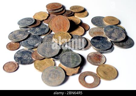Pièces de monnaie anciennes indiennes. Les vieilles pièces de monnaie indiennes et les nouvelles pièces isolées sur fond blanc. Devises indiennes valides et non valides. PHOTO DU ROI EMPEREUR GEORGE VI Banque D'Images