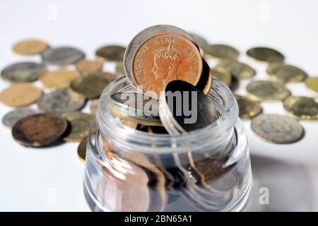 Pièces de monnaie anciennes indiennes. Les vieilles pièces de monnaie indiennes et les nouvelles pièces isolées sur fond blanc. Devises indiennes valides et non valides. PHOTO DU ROI EMPEREUR GEORGE VI Banque D'Images