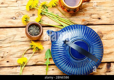 Thé aux herbes parfumé provenant de pissenlits à fleurs.thé de pissenlits sain. Banque D'Images