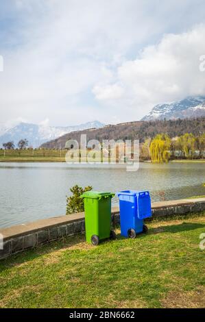 Poubelles poubelles poubelles pour la collecte et la ségrégation des déchets, conservées sur le côté d'un lac au Cachemire Banque D'Images