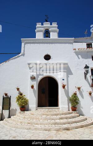 Vue de face de l'église Los Remedios, également connue sous le nom d'Ermita de Santa Ana dans la vieille ville, Mijas, province de Malaga, Espagne Banque D'Images