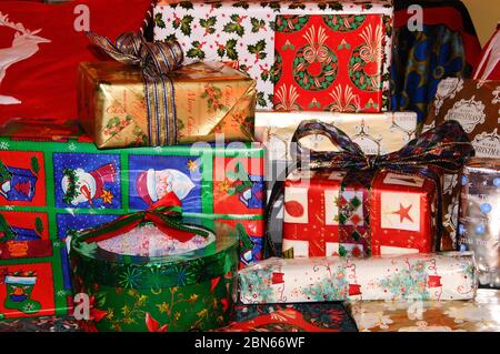 Un assortiment de cadeaux de Noël emballés de façon éclatante. Banque D'Images