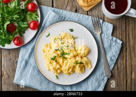 Œufs brouillés, omelette, vue latérale. Petit déjeuner avec œufs poêlés Banque D'Images