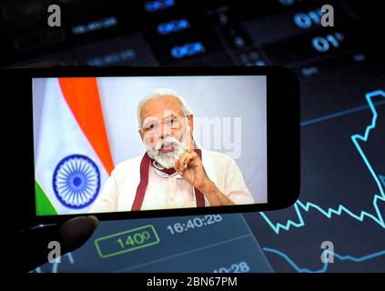 Kolkata, Inde. 12 mai 2020. Dans cette photo, le Premier ministre indien Narendra Modi a parlé à la Nation de la crise de Covid19 sur un smartphone. Le Premier ministre indien Narendra Modi a annoncé un plan économique spécial d'une valeur de 20 roupies lakhes INR/USD 300 milliards pour aider la nation à lutter contre la pandémie de Covid-19. (Photo par Avishek Das/INA photo Agency/Sipa USA) crédit: SIPA USA/Alay Live News Banque D'Images