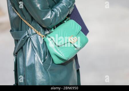 19 février 2020 : le mannequin porte un pardessus en cuir vert et un sac à main Gucci vert pendant le défilé de mode Armani à la semaine de la mode pour femmes Banque D'Images