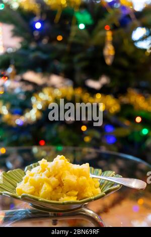 Salade de pommes de terre autrichienne avec arbre de Noël Banque D'Images